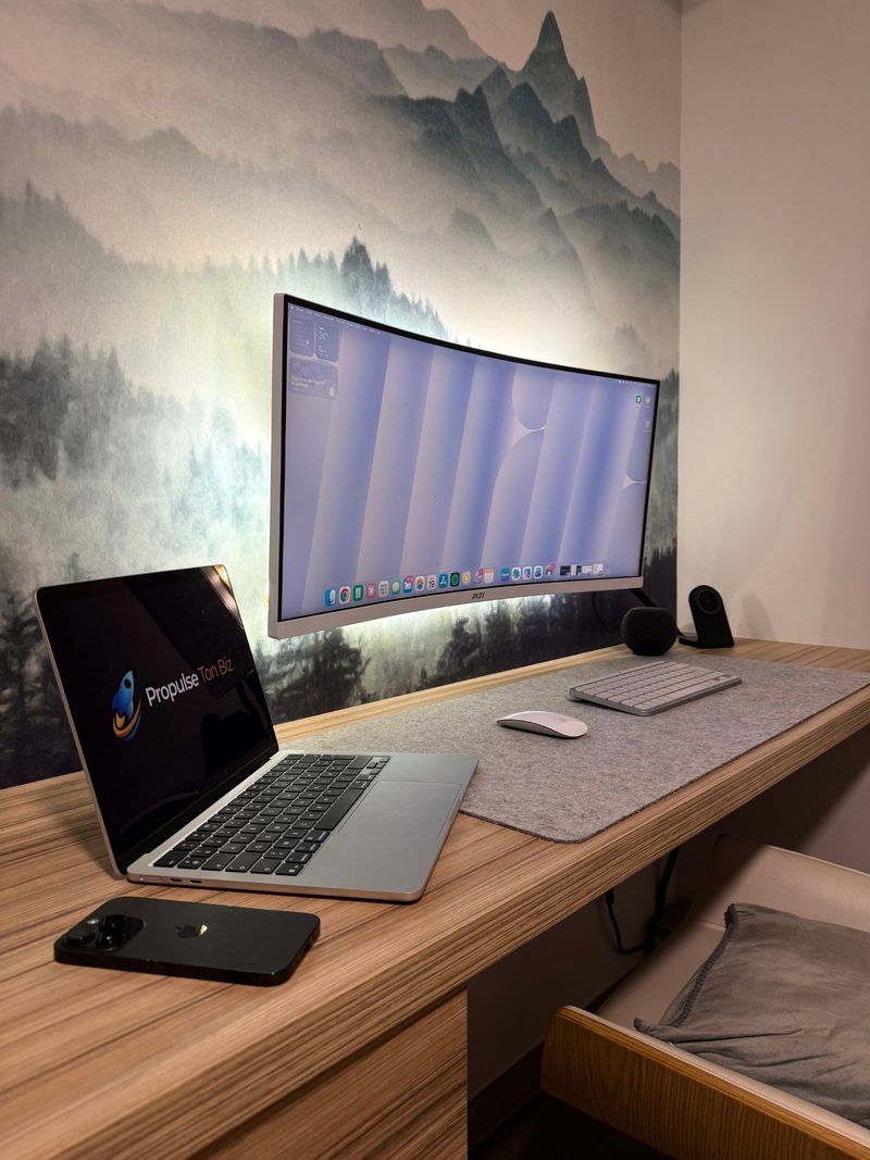 Bureau de Lorenzo avec écran incurvé et ordinateur portable